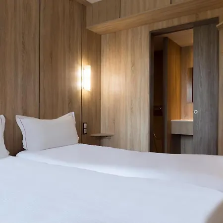 Hotel The Originals Access Aeroport,