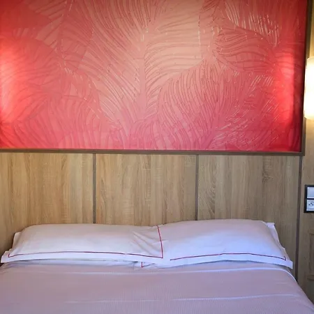 Hotel The Originals Access Aeroport,